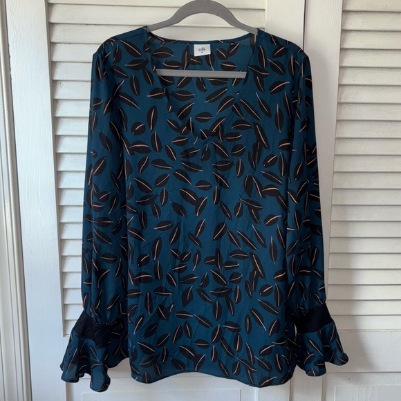 CAbi Shadow Leaf Blouse Women's Size XL Ruffle Finish Flutter Sleeves Blue - Picture 2 of 5